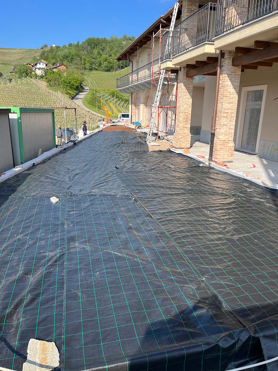 Preparazione Giardino stesura teli antialga - Monforte