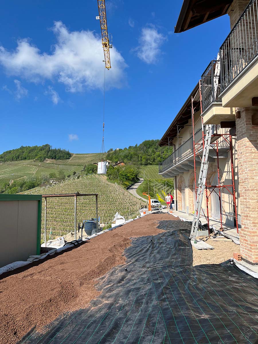 Preparazione Giardino stesura terriccio su telo antialga - Monforte