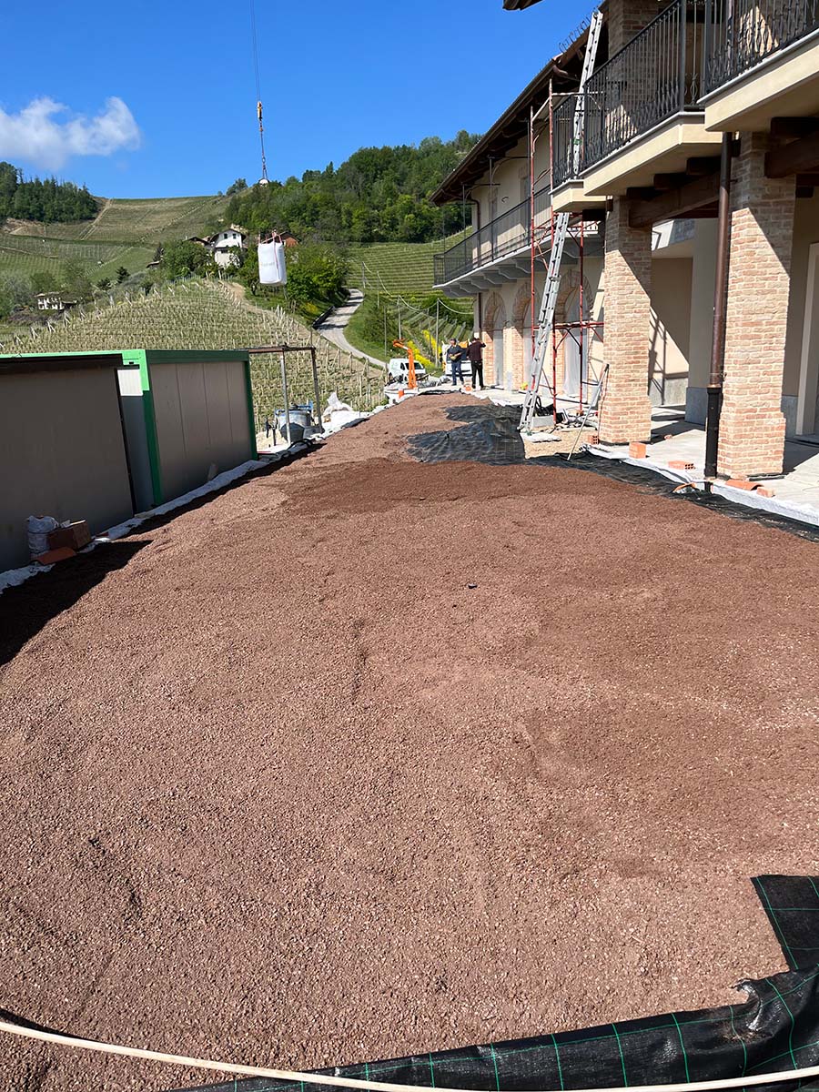 Preparazione Giardino stesura terriccio su telo antialga - Monforte