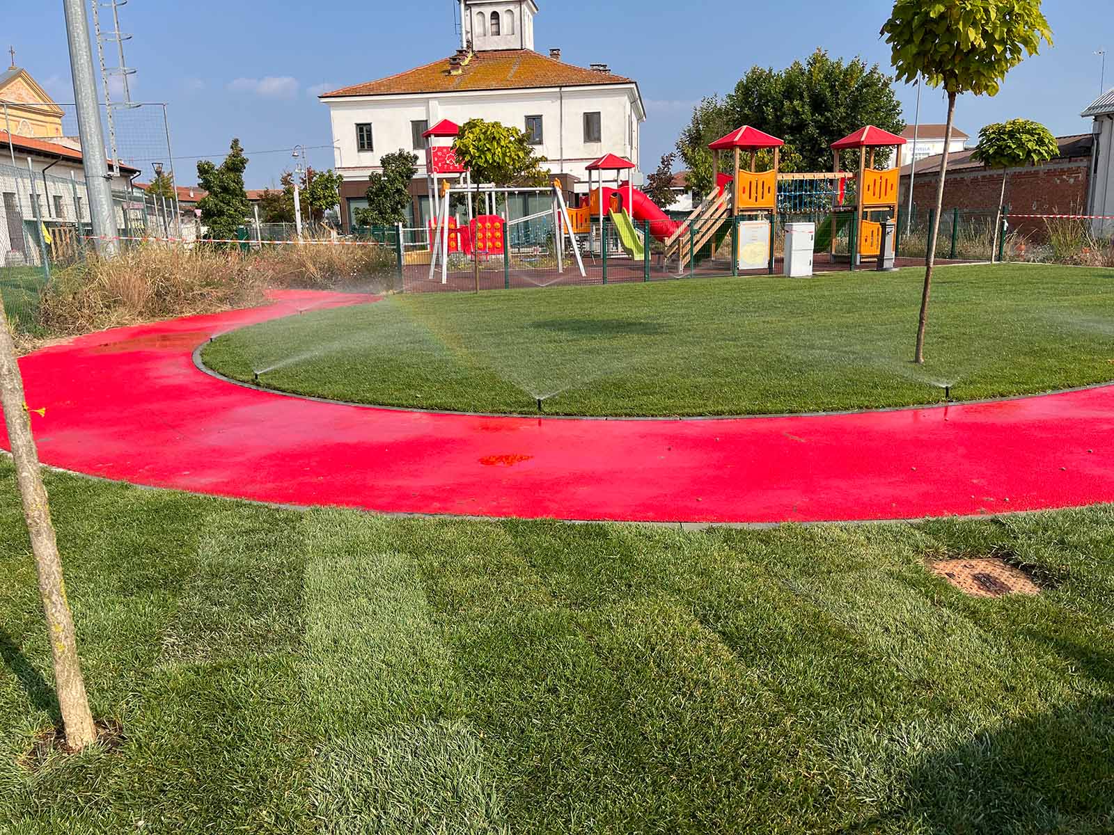Realizzazione area verde comune con prato, piante e irrigazione